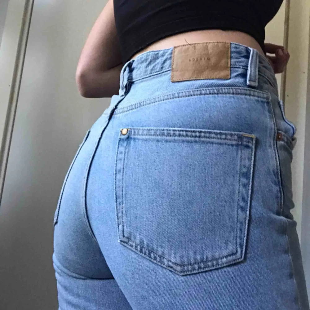 Supersöta jeans från h&m som tyvär har blivit lite för små. . Jeans & Byxor.