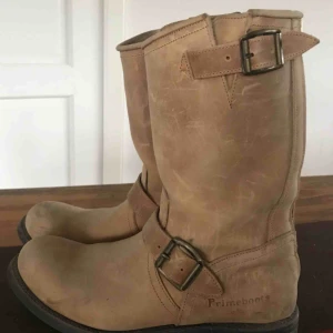  - Primeboots i storlek 37. Nypris 4500kr. Säljes för 500kr plus frakt.