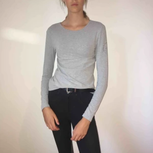  - Bomullströja från hästmärket CRW i ljusgrå. Väldigt mjukt & härligt tyg, tunn. Strl XS. Superskick. Nypris ca 300