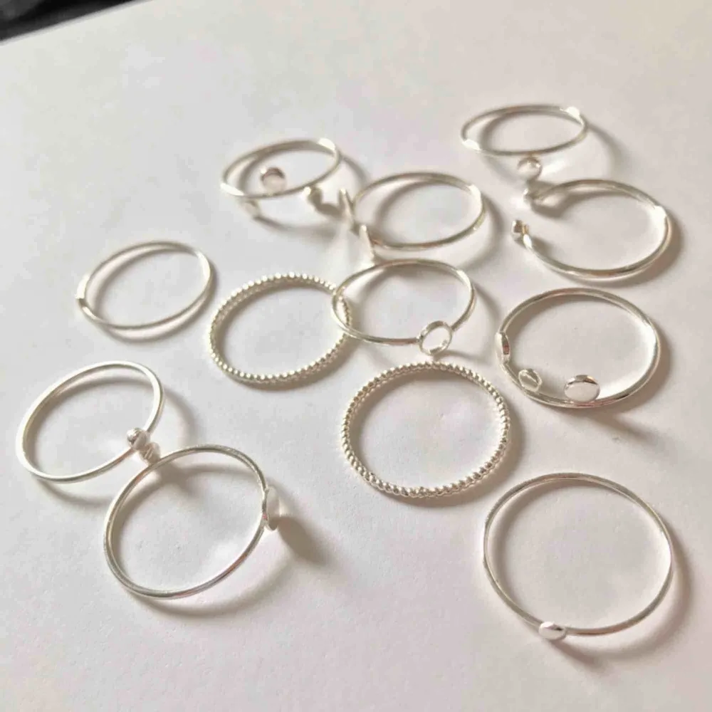Säljs alla 12 ringar tillsammans för 90kr inklusive frakt💕Jag skulle säga att ringarna passar bättre på ngn med lite större fingrar då de är hyfsat stora. Accessoarer.