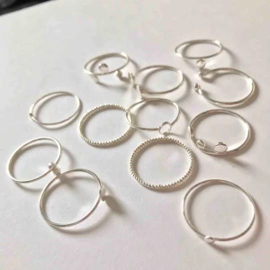  - Säljs alla 12 ringar tillsammans för 90kr inklusive frakt💕Jag skulle säga att ringarna passar bättre på ngn med lite större fingrar då de är hyfsat stora