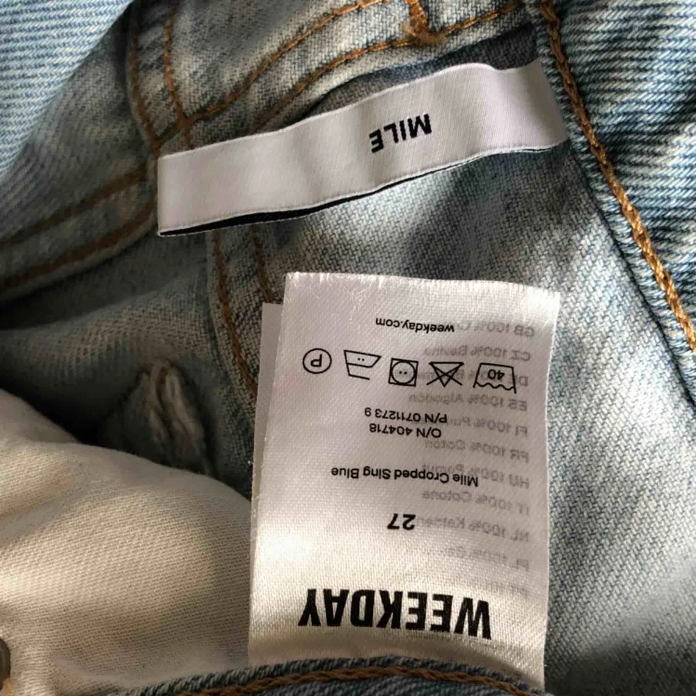 Mile jeans från weekday! Så fin model men de är lite förstora och eftersom att jag är så lång (172) så blir benen lite korta för mig. Knappt använda men de har en liten nästan osynlig fläck som visas på tredje bilden, absolut inget man tänker på. . Jeans & Byxor.