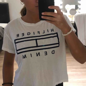 Tshirt - Tunn t-shirt från Tommy Hilfiger Denim i storlek S. Knappt använd. Köparen står för frakt