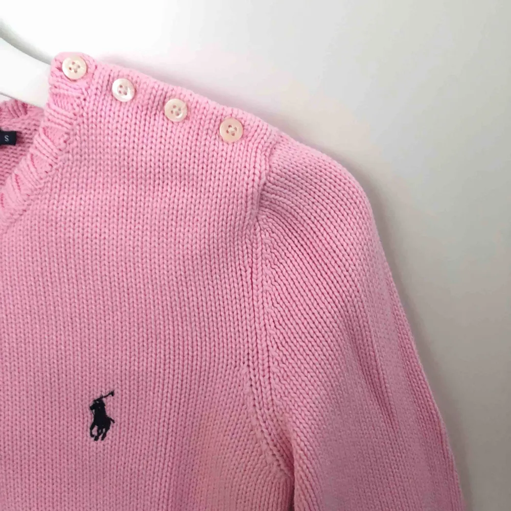 Säljer denna ljusrosa Ralph Lauren tröjan i jättefint skick. Passar bra till höst/vinter då den är något tjockare i materialet. . Tröjor & Koftor.