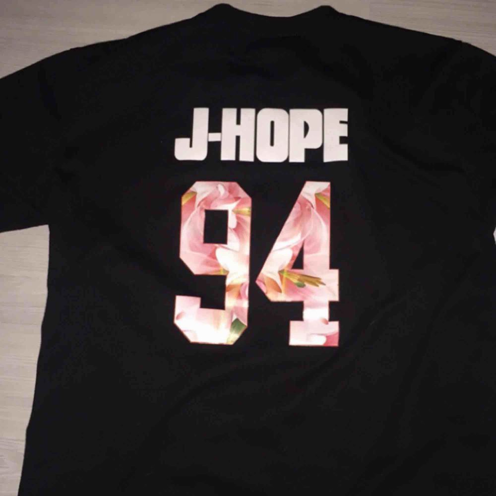 Bts J-hope shirt köpt för 200 nånting och sällan använd  . T-shirts.