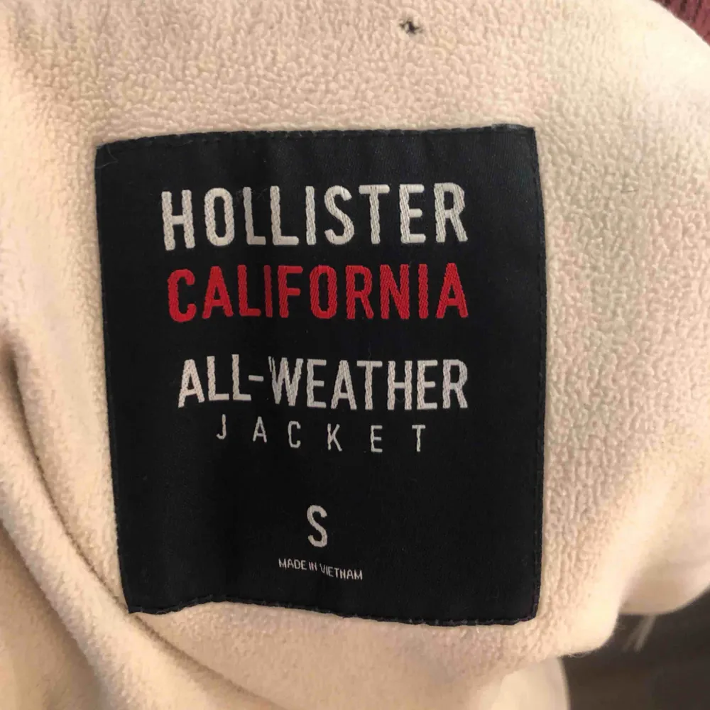 Tunn vinröd vinterjacka från hollister, har en superstor mysig luva. Är ganska kort (vilket jag tycker är super snyggt). Använd men i bra skick.  Frakt ingår i priset 🥰💕. Jackor.