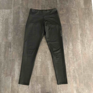  - Sköna träningstights från soc i mycket fint skick. Säljs då de inte kommer till användning. Köpare står för frakt