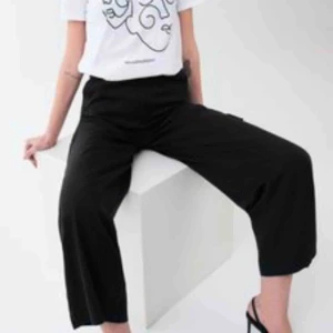  - Säljer ett par snygga culottebyxor från Gina tricot. Använda en gång. Storlek 38