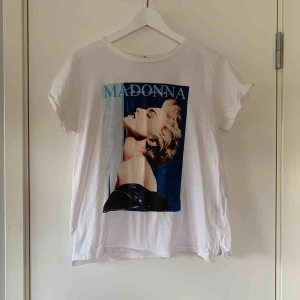  - Super fin Madonna tröja från HM. Inte för stor för mig som brukar ha S, sparsamt använd 