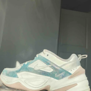  - Säljer dessa sjukt snygga Nike mk2 tekno. Dem är så fina men eftersom jag har ett par andra i samma modell användes dessa aldrig. Använda fåtal gånger. 