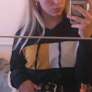  - Fin croppad hoodie från shein, mysig och sällan använd, i bra skicka. 