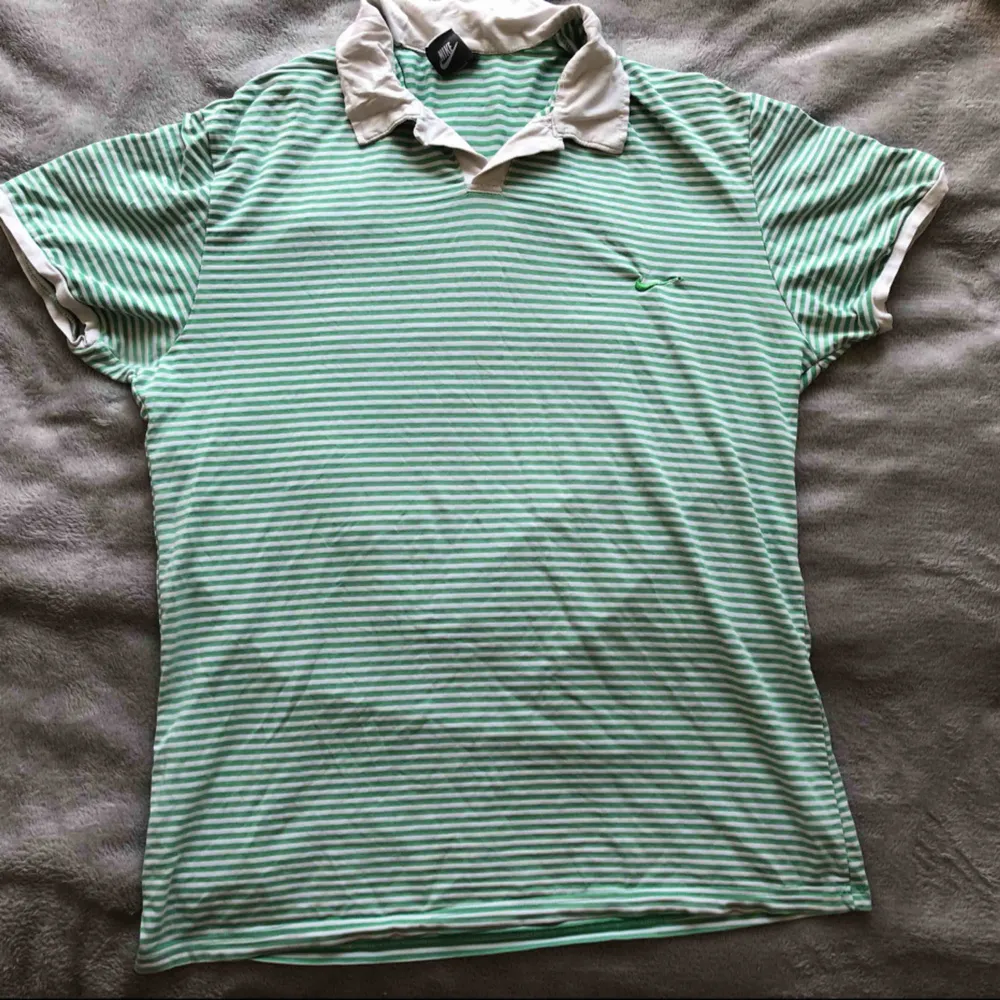 Randig grön & vit Nike ”vintage” tröja med liten krage, har ett litet hål som knappt syns på första bilden. Kan sy igen den om det önskas. Swish finns och möts även upp i Helsingborg/Landskrona. T-shirts.