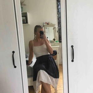  - Finaste kjolen från H&M! Köpte förra sommaren och har använt en del men fortfarande i väldigt gott skick!! Blir såklart finare när den är stryken 😄