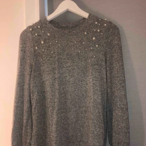  - Skön tröja med fina pärlor som detaljer. Frakt tillkommer 