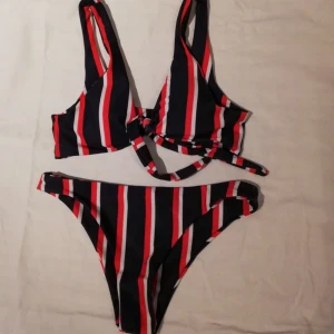  - Fin oanvänd randig bikini från shein, med knytning framtill som går att justera själv. Säljer pga passade tyvärr inte mig.  Pris inklusive frakt! ✨ En för 80 eller alla 3 för 200 ✨
