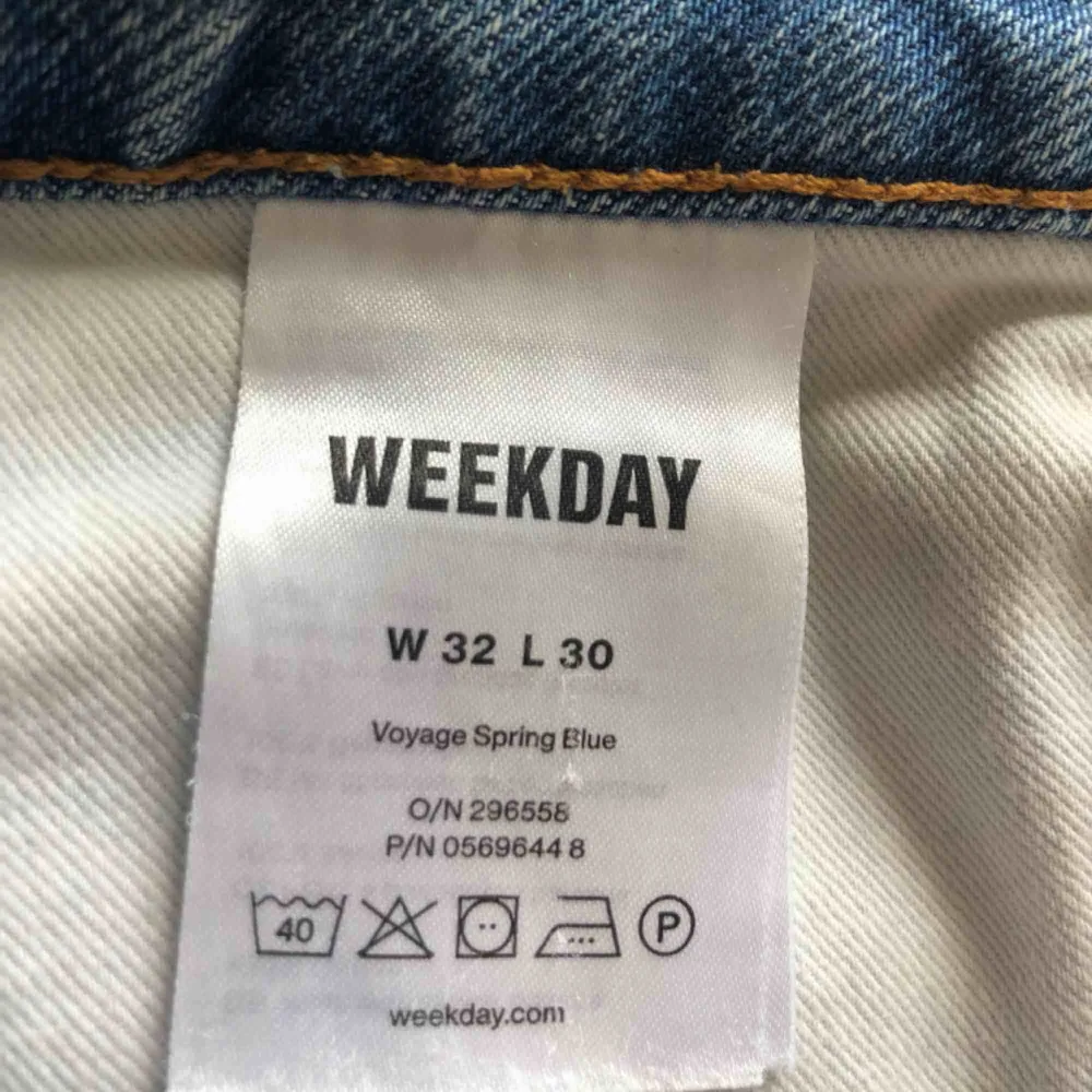 Weekday jeans av modell Voyage i ljusblå. De är i storleken W32 och L30. Det finns ett par få fläckar som förmodligen går bort i tvätten. Ingångna. Nypris 500kr. Föredrar avhämtning eller att mötas upp. Jeans & Byxor.