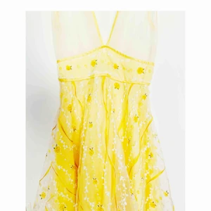  - Pre-loved item with beautiful details, worn with sneakers, Dr. Marten’s or a pair of heels. 🌼