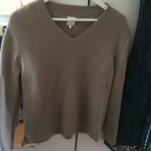  - Skön stickad tröja i brun/beach färg. Inga fläckar eller hål!