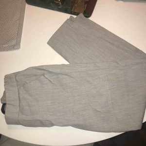  - Grå kostymbyxor ifrån Zara. Hög midja , skönt material. Sparsamt använda. Jag har vanligtvis S men dessa sitter bra på mig.
