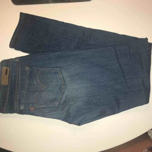  - Levis Jeans, sparsamt använda. Pris går att diskutera.