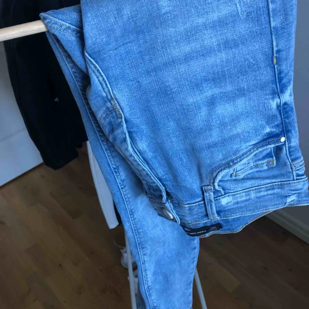 Ljusblåa byxor i tight modell med slitningar från Zara. Mycket stretch. Använda fåtal gånger. Köpare står för frakt✨. Jeans & Byxor.
