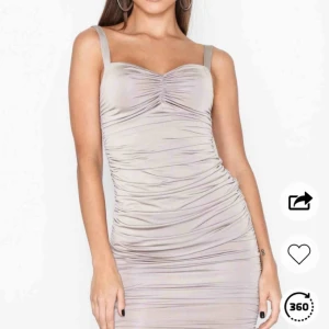  - Klänning ifrån Nelly Lutar åt beige/nude hållet på färgen. Använd 1 gång. Tänk på ditt val med Bh när du har på dig klänningen För att formen utav Bh:n kan synas