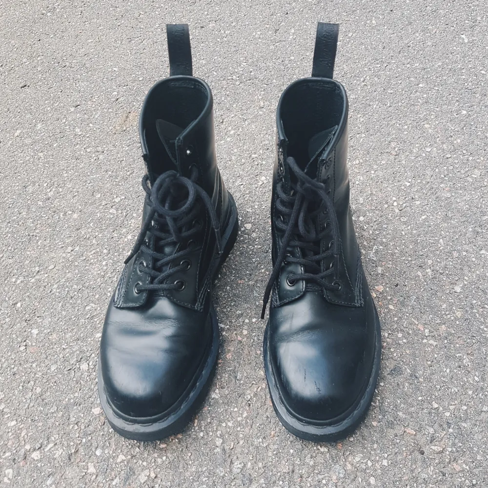 Dr.Martens i strl 37! Så snygga kängor i matt läder, perfekta till hösten!  I princip oanvända. Säljer pga att de är lite små för mig.    Inköpspris ~ 1600 . Skor.