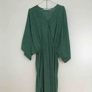  - Jättefin långklänning med liten slits på båda sidorna 🌿 Säljes i nyskick 🌿 100% viskos