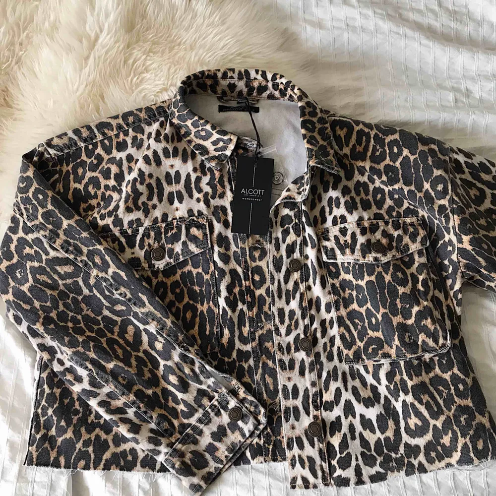 As ball croppad leopard jacka! Jackan är aningen oversized, så skulle säga att den passar XS-M! Helt oanvänd med prislapp kvar, inköpt för ca 300kr i Milano förra året. Säljer då den tyvärr inte kommit till användning:(( Köpare står för frakt!💓💓💓😁. Jackor.
