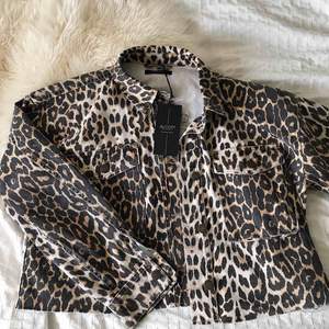 As ball croppad leopard jacka! Jackan är aningen oversized, så skulle säga att den passar XS-M! Helt oanvänd med prislapp kvar, inköpt för ca 300kr i Milano förra året. Säljer då den tyvärr inte kommit till användning:(( Köpare står för frakt!💓💓💓😁