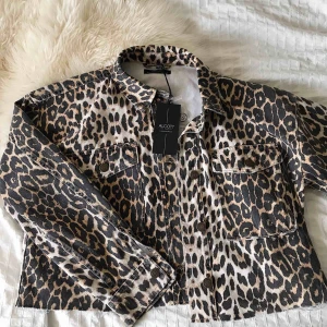  - As ball croppad leopard jacka! Jackan är aningen oversized, så skulle säga att den passar XS-M! Helt oanvänd med prislapp kvar, inköpt för ca 300kr i Milano förra året. Säljer då den tyvärr inte kommit till användning:(( Köpare står för frakt!💓💓💓😁