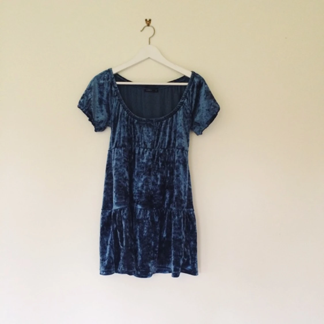 Turkos/blå klänning i plysch. Förr uppsydd till kortare modell men inga spår av sömmen.