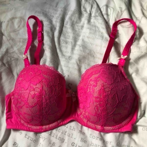  - Oanvänd rosa BH från Hunkemöller strl 75E, vadderad. Nypris 175:-. Frakt tillkommer på 18:-