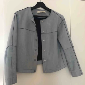  - Min all time favoritjacka som blivit för liten!! Grå/blå jacka från Zara med mockaeffekt!  Frakt tillkommer!