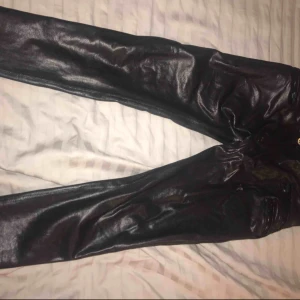  - Freddybyxor i läderimitation, endast provade. Kan mötas upp i kungsbacka/göteborg annars tillkommer frakt. Tydligare bild kan fixas vid intresse