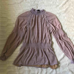  - Superfin blus med fina detaljer från Lindex. Kika gärna in på min profil, har massor av annonser ute!