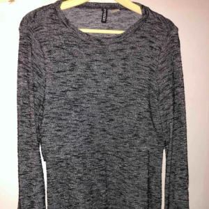  - En grå klänning i skönt material, använd en gång, fin och i bra skick! 