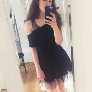  - Klänning från EMP.se. Jättefint skick då jag bara använt den ett fåtal gånger! Kort på mig som är 173 cm. Frakt kostar 63kr. Katt finns i hemmet! 