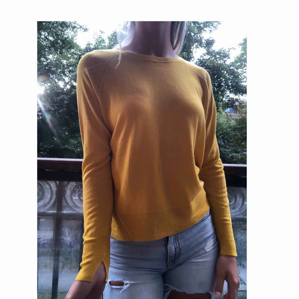 En gul, fin, mjuk och tunn tröja från Zara, ganska så oanvänd. . Tröjor & Koftor.