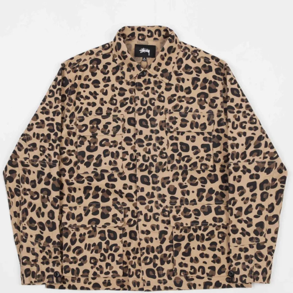 Stussy Linen Field Leopardmönstrad jacka, nypris 1 839kr, säljs pga att den inte kommer till användning längre, Mycket bra skick, 🐆Frakt 97kr🐆 JACKANS FÄRG ÄR SOM PÅ FÖRSTA BILDEN. Jackor.