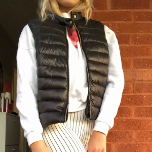  - Klassisk dunväst. Endast testad pga inte min stil längre. Köpare står för frakt