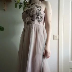  - Aldrig använd klänning, var lite för trång Säljer för orginalpriset men kan diskutera andra priser