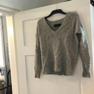  - Garn/”ull” tröja från never denim. Storlek M men mer som en S. Väldigt lite använd och fint skick.   Eventuell frakt betalas av köparen  