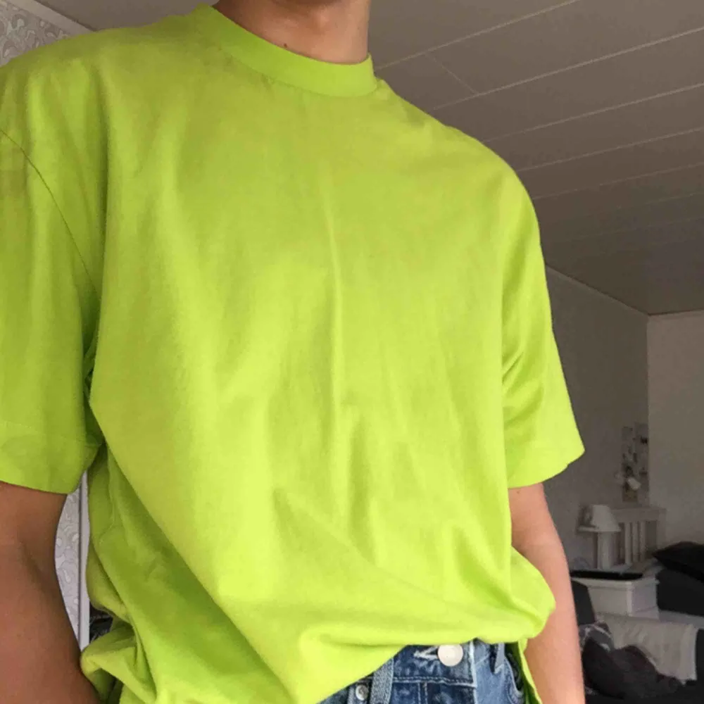 Neon grön T-shirt från Asos i oversize-modell (storlek L). Knappt använd och i toppen skick! :) . T-shirts.