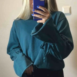  - Tröja med vida armar och knytning vid ärmarna Fint skick Köpare står för frakt