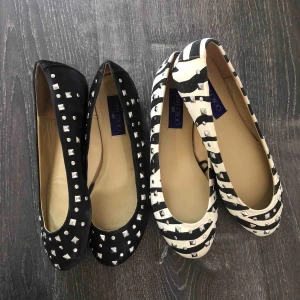 Ballerina  - Designer Jimmy Choo i skinn🖤hade sparat kvar dom visst de inte var för små för mig. De svarta har jag använt 3-4 gånger medans den zebra färgade bara 1 gång. Se bilder 🫶😉Jimmy Choo ballerina 👌styck pris 