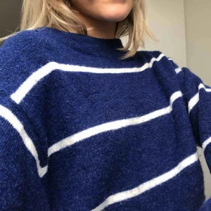  - En super fin och skön blå och vit randig stickad tröja ifrån hm köpt för 199kr och jag säljer den nu för 120kr där frakten är inkluderad💕