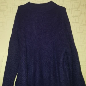  -  Stickat Marinblå tröja med stora armar 