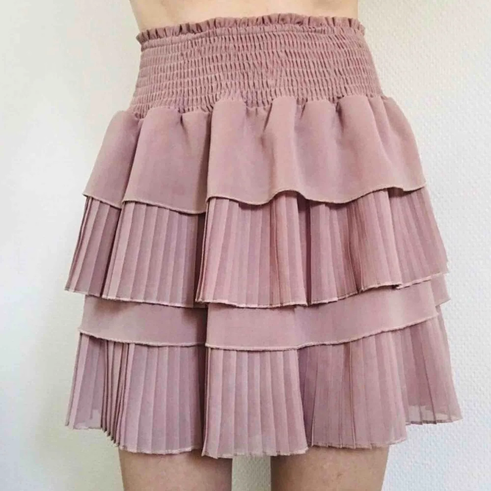 Fantastiskt vacker kjol från Neo Noir💕 Storlek Small. Mycket fint skick! Dyr i inköp, så gör ett fynd💁🏼‍♀️ Frakt 36kr💌. Kjolar.