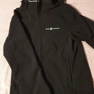 Sail racing jacka  - Säljer pga jag aldrig använder den. Köptes från stadium för 1500kr. Storlek M